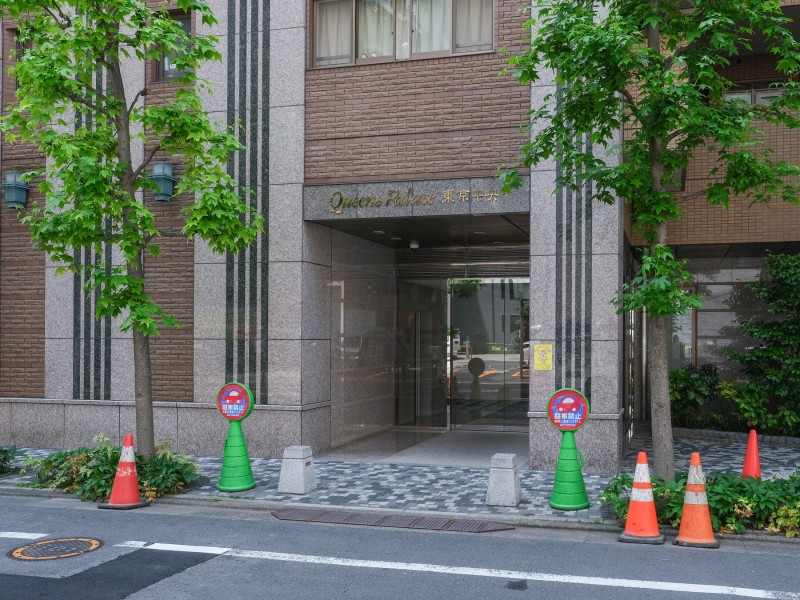 高級感と気品が溢れるエントランスです。堂々たる趣の中に自然の潤いも感じる外観は、住まう方が描くライフステージを実現させます。