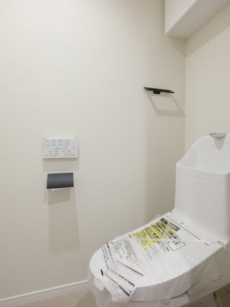 レストルームも上品さが宿る安らぎのスペースに仕上がりました。上部には収納に便利な吊戸棚を備え付けました。