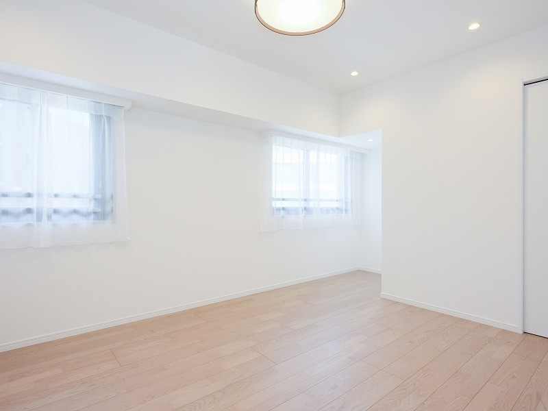 約7.5帖の主寝室にぴったりな洋室1です。シンプルで洗練された佇まいの空間です。プライべート時間を満喫できるお部屋です。