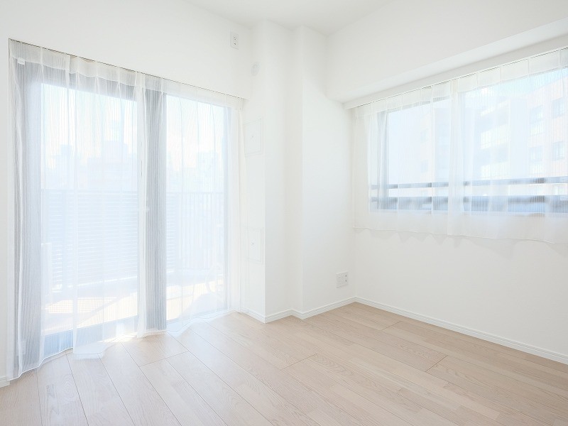 リビングに隣接し、のびのびとお過ごしいただける洋室2です。二面採光ならではのたっぷりの光と風を運んでくれる明るいお部屋です。