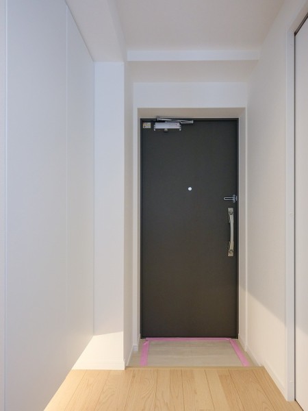 コンパクトで清潔感のある玄関です。すぐ右手には天井までの高さがあるシューズボックスを備え付けたので、玄関をすっきり綺麗に保てます。