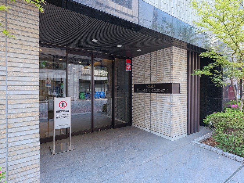 ナチュラルで気品が溢れるエントランスです。都市の喧騒を遠ざけ、緊張を脱がせ、気持ちを仕立て直すコモンスペースです。