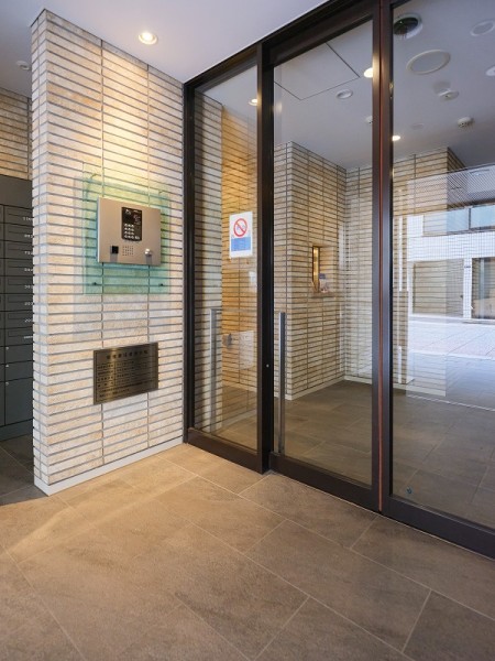 上質な居住空間へやさしく誘うエントランスホールです。奥行きがあるエントランスホールは住まう人々のプライバシーを確保しています。