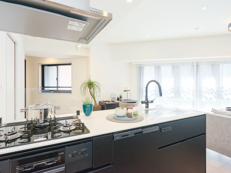 ガラストップを採用した美しく、お手入れのしやすいキッチンです。リビングにいるご家族とコミュニケーションを取りながらお料理ができます。
