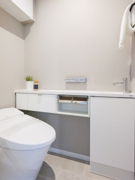 レストルームには洗練されたデザインのタンクレスを採用。手洗いカウンターも設置し、毎日使う場所だからこそ、清潔感と使いやすさを考慮しました。