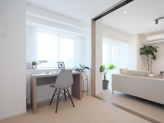 リビングに隣接した約4.2帖の洋室3です。普段は引き戸を開放し拡張リビングとして使ったり、来客時は引き戸を締めてプライベート空間を隠したり、フレキシブルにお使いいただけます。