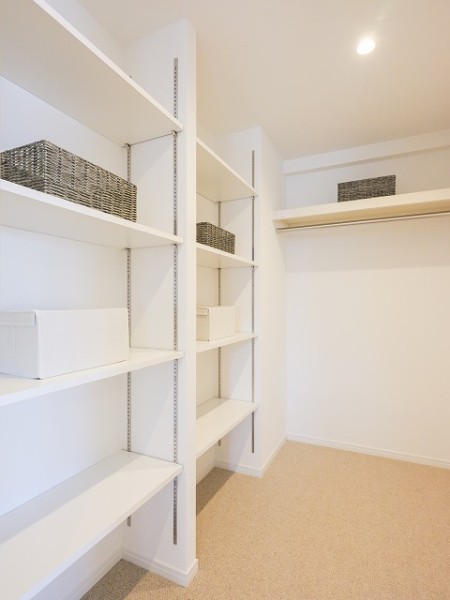 リビングダイニングキッチンに続く約2.1帖の納戸です。収納するものによって高さが調整できる可動棚が便利です。