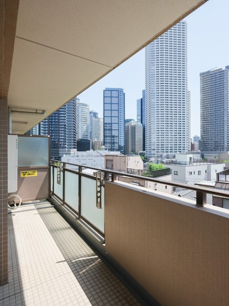 南向きの陽当たり・通風良好なバルコニーです。毎日の暮らしの中で大切な光と風を感じる居心地の良い空間です。