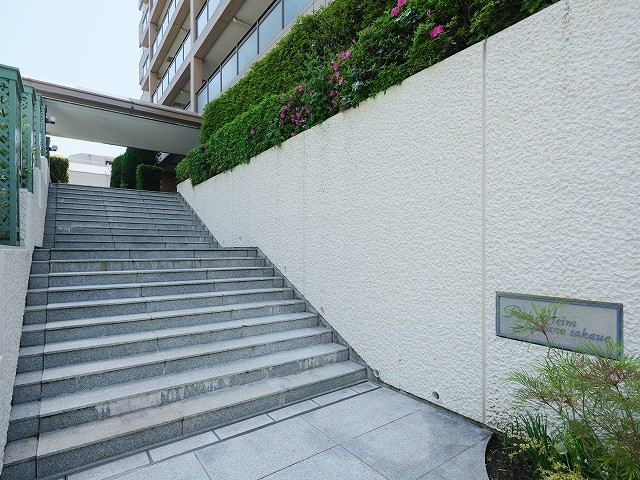 気品溢れるエントランスアプローチです。整えられた植栽がさらに彩りを添え、入居者様を快適な居住空間へと誘います。