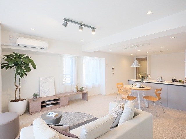 白を基調としたナチュラルな色合いの空間に心が落ち着きます。部屋全体に敷き込まれたカーペットが空間に広がる暖かみを演出します。