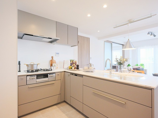 リビングにいるご家族との会話も楽しめる対面式のカウンターキッチンを新規設置しました。家事時短にうれしい食洗器付きです。