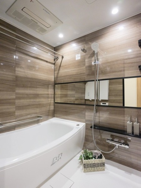 光沢感のある木目調のパネルが、より一層くつろぎと高級感を醸し出すバスルームです。暖房・涼風・換気・乾燥機能付きで1年中快適なバスタイムをお楽しみいただけます。