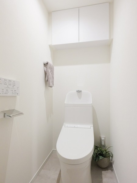 お手入れしやすいウォシュレット一体型トイレです。収納が備わっているので、足元の空間もすっきりとお使いいただけます。