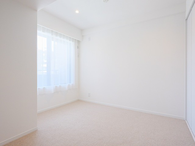 約5.2帖の広さで主寝室にぴったりな洋室1です。穏やかな自然光が入り、のびのびとお過ごしいただけるお部屋です。