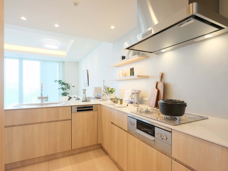 お部屋の色合いに調和した田中工藝製のシステムキッチンです。家事時短にうれしい食器洗い機・ディスポーザー付きです。