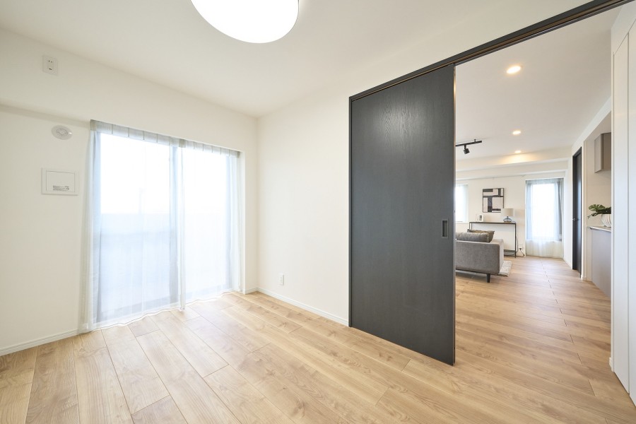 洋室2は穏やかな自然光が入り、過ぎゆく時間をのんびりと感じることができるプライベート空間です。凹凸の少ない空間なので家具の配置しやすいです。