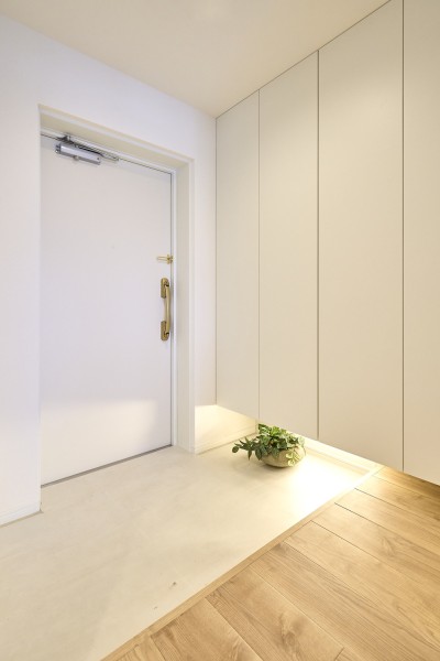 ホワイトを基調とした明るく清潔感ある玄関です。人感センサー付きライトを設置しているため、暗い時間帯のご帰宅や両手が塞がっているときも快適です。