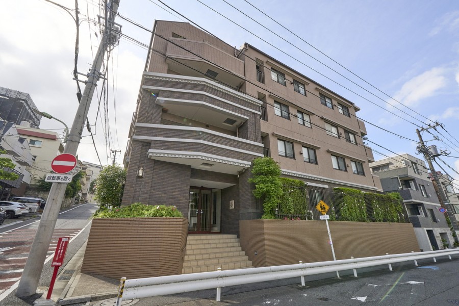 角地に立地した開放感のある低層マンションの最上階・３方角部屋です。学校・一般的病院と同レベルの耐震強度がある強耐震マンションです。