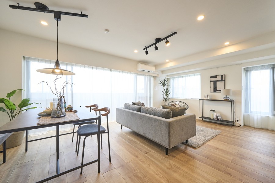 二面採光で明るいリビングダイニングです。穏やかな自然光が入るナチュラルテイストの空間は、心にゆとりと安らぎをもたらしてくれます。