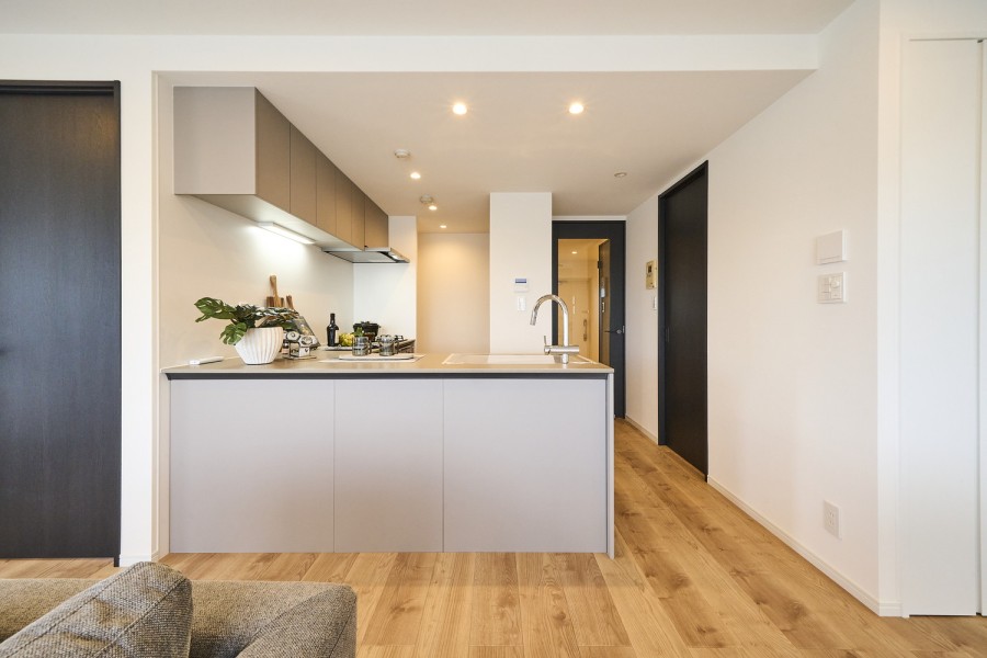 お部屋の雰囲気に溶け込む、インテリアの一部のようなオープンキッチンです。快適な家事動線が確保され、住まいと暮らしにフィットするデザイン性と機能性を兼ね備えています。