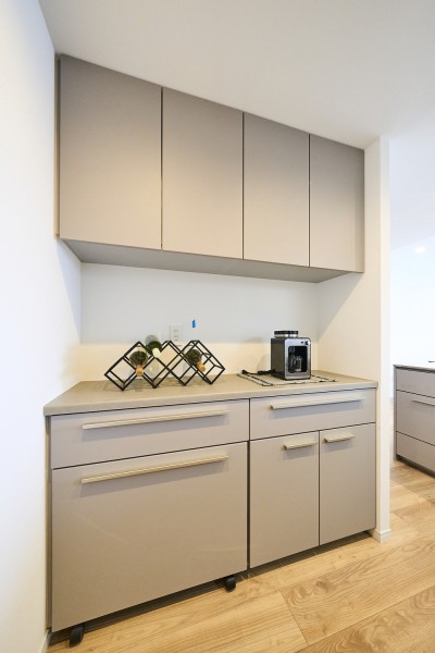 キッチン背面には収納豊富でカウンタースペースも広いカップボードがあります。食器や食品をたっぷり収納できます。