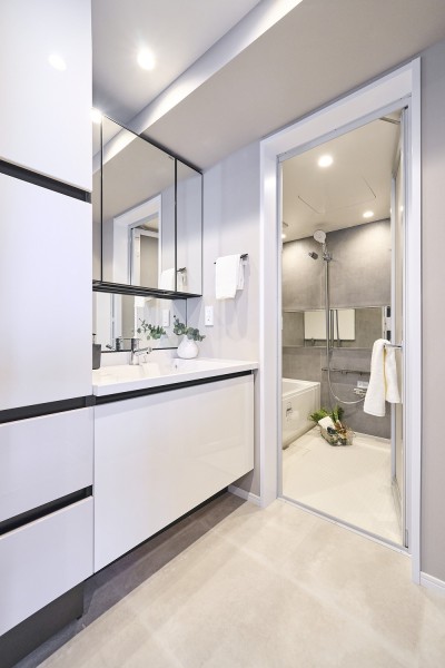 ブラックとホワイトでまとめた洗面化粧室です。入浴後の豊かな時間を演出し、心からくつろげるプライベートスペースです。