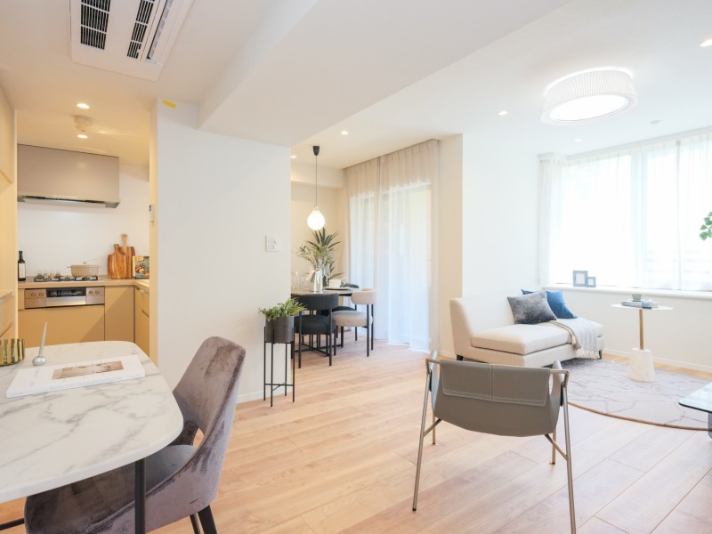 約16.1帖の広々としたLDKです。家族団欒のひとときも、それぞれの時間も大切に過ごせるゆったりとした空間です。