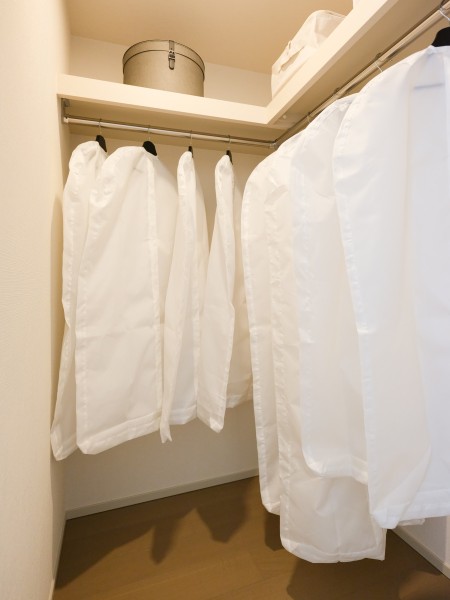 ウォークインクローゼットにはハンガーパイプがあり、かさばりやすいアウターやオフシーズンの家電などもたっぷりと収納いただけます。