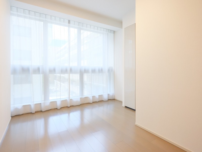 約6.1帖の洋室2には、西向きの大きな窓から柔らかな日が差し込みます。勉強や読書など、落ち着いて作業したいときのワークスペースにもぴったりです。