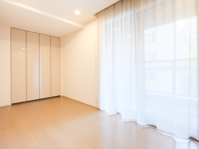 バルコニーに接続している洋室3は、約6.0帖の明るいお部屋です。収納力に優れた間口の広いクローゼットも備えており、居住スペースを広々とお使いいただけます。