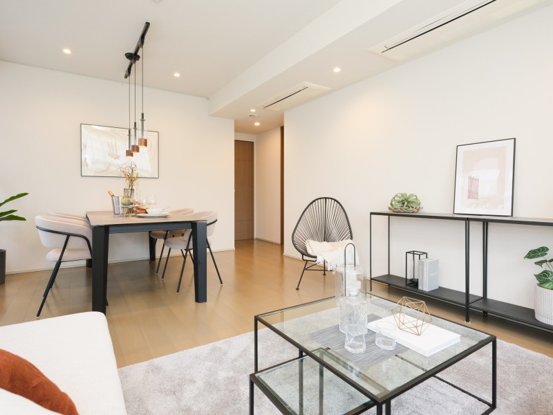 リビングダイニングには床暖房を備え、足元からやさしく暖めてくれる快適な空間です。流行に左右されず、家族みんなが心地よく暮らせる住まいです