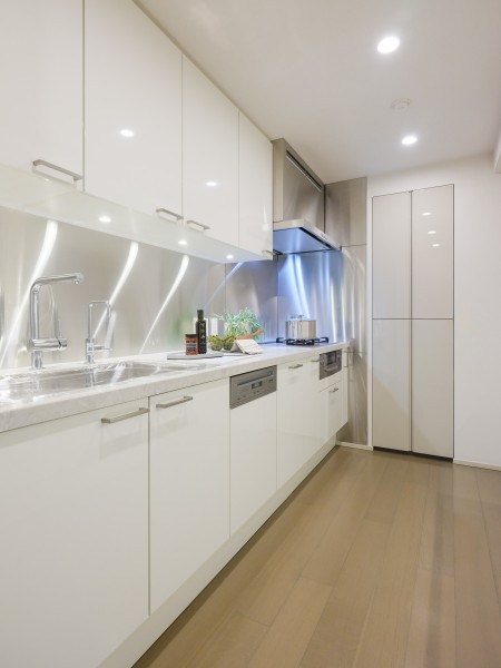 白を基調としたキッチンは壁付けタイプのため収納力に優れ、デザイン性と機能性を兼ね備えた使い勝手のよいキッチンです。