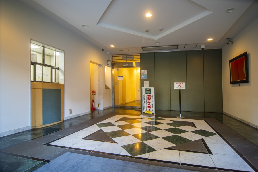 気品溢れるエントランスロビーです。オートロック・宅配ボックス完備です。