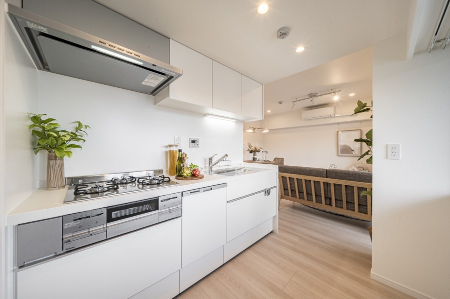 ホワイトの清潔感あるキッチンは飽きずに長く使えるデザインと、使い勝手を備えています。