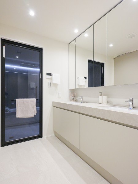 洗面化粧台はキッチンと同様、上質感が漂う田中工藝製ダブルボウルタイプを採用しています。忙しい朝も、疲れた夜も快適に過ごせるように、ゆとりある空間づくりを意識した仕上がりです。