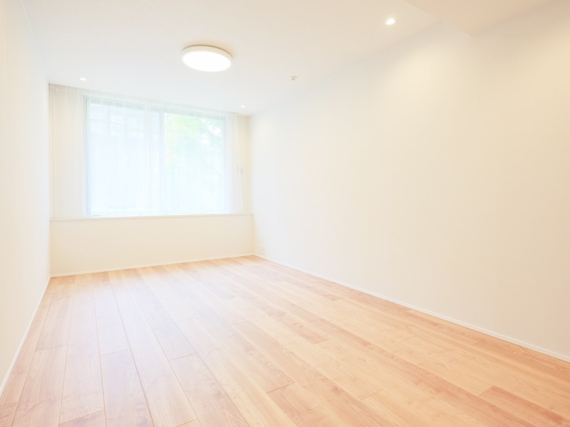 明るい陽光が差し込む約10.7帖の洋室1です。凹凸が少なく大きな家具も配置しやすいお部屋の為、主寝室におすすめです。