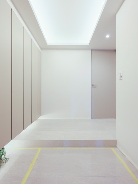 住まいの顔となる玄関には人感センサー照明、上質感を演出する大理石調タイル、大容量シューズボックスを採用しています。ゆとりのある空間は大荷物やベビーカーなどの移動も快適に叶います。