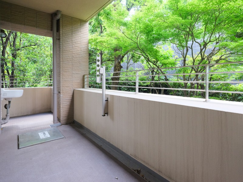 心地よい木漏れ日をめいっぱいに感じられるバルコニーです。L字型で風通りも良好。備付けのスロップシンクは水洗いなどのお掃除や、ちょっとしたガーデニングにも活躍してくれそうです。