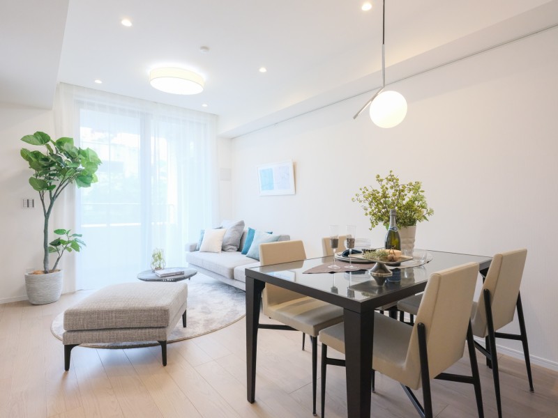 窓から心地よい光と風を運んでくれる、おだやかな空気に纏われたリビングダイニングです。上質なフローリングに温もりを感じ、気品溢れる空間を演出します。