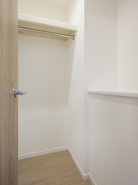 洋室1には頼もしい収納力を持つカウンター付きのウォークインクローゼットを備え付けました。居室部分を広々とお使いいただけます。