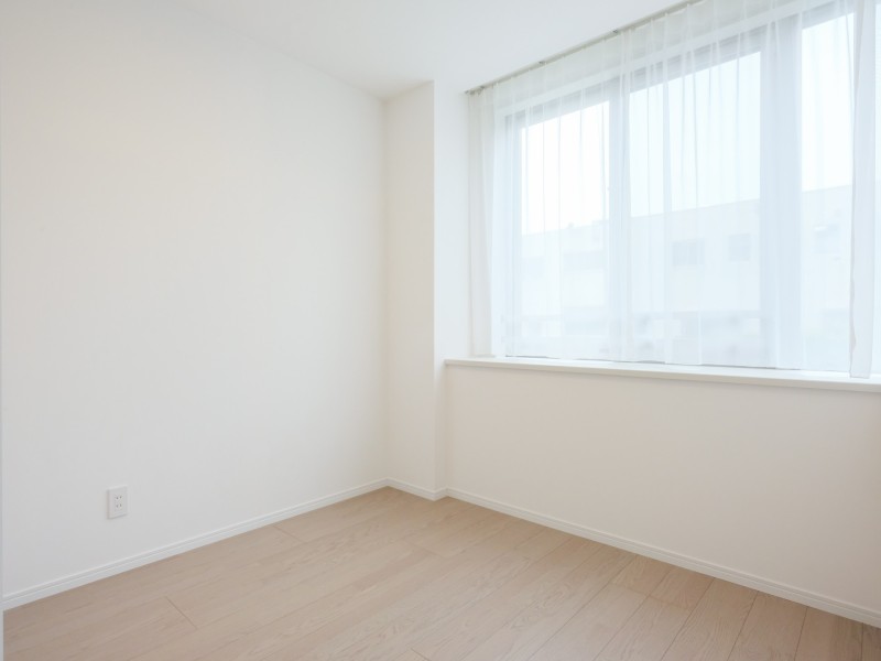 南東側に配された洋室2は、陽光が差し込む明るい空間。クローゼットを備えており、子供部屋や書斎としてもお使いいただけます。