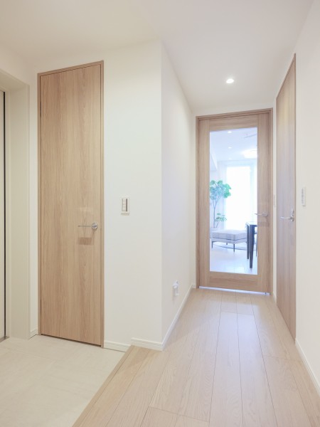 玄関を入ると、明るくナチュラルで落ち着いた雰囲気の廊下が広がり、住まう方やお客様をやさしくお迎えします。