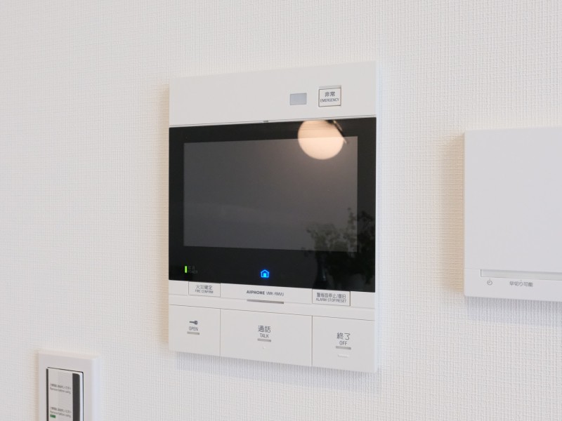 ◆TVモニター付インターホン◆訪ねてきた相手をモニター越しに確認でき、防犯対策に役立ちます。インターホン越しに話をすることが可能です。