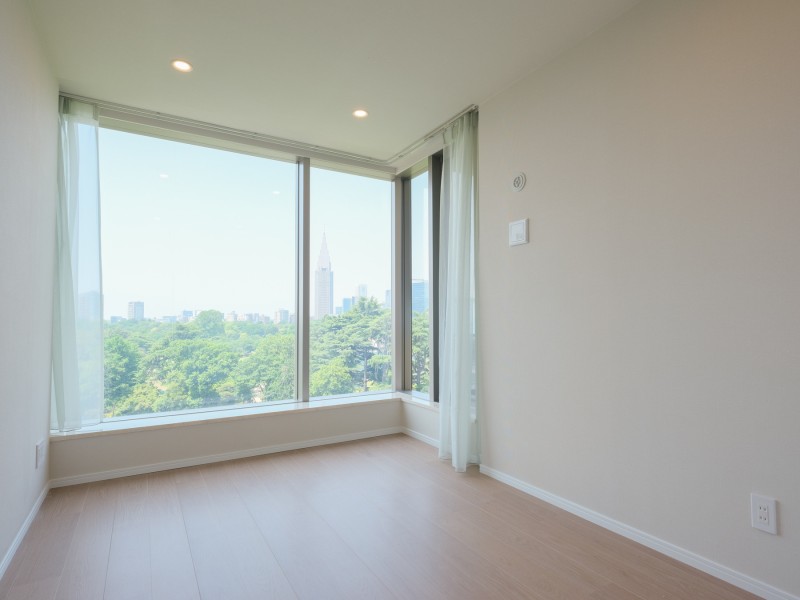 約6.1帖の洋室2も大きな窓から新宿御苑の緑を満喫できる開放的なお部屋です。クローゼットを備えており、居住空間を広くお使いいただけます。