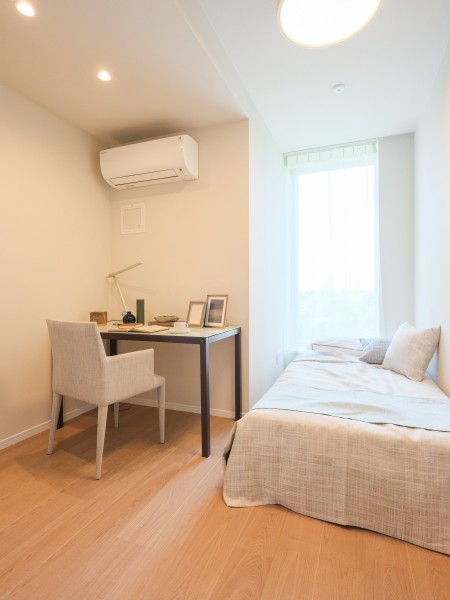 約5.0帖の洋室3です。リビングに隣接していながらもゆったりとプライベートな時間を過ごせるお部屋です。こちらのお部屋にもクローゼットがあります。