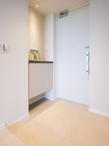 玄関は、住まう人をやさしく迎える柔らかで温かみのある空間に仕上がりました。ナチュラルで上品な印象です。