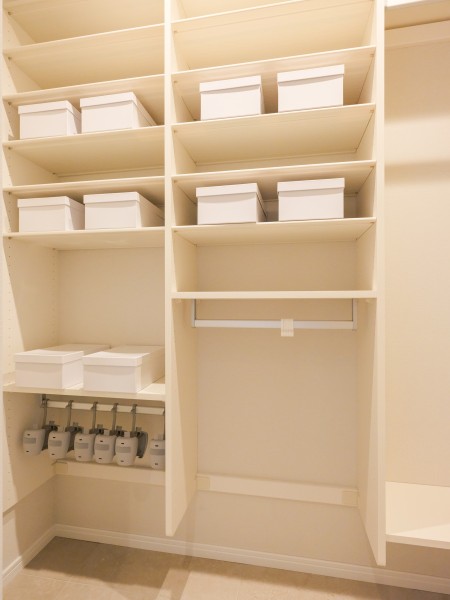 玄関すぐ隣には収納豊富なSICがございます。ついつい溢れがちなお気に入りのシューズも、キャップやアクセサリー等の小物類もたっぷりと収納可能です。