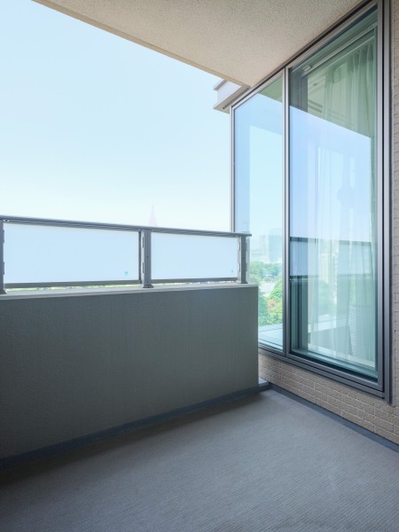 眼前に新宿御苑と都心を望むバルコニーです。眺望を楽しみながらほっとひといき。リフレッシュタイムにぴったりです。