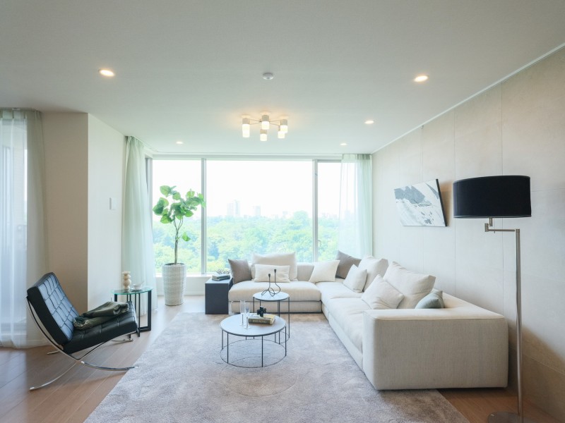 贅沢な眺望を叶える大きな窓を配した、開放感溢れるリビングダイニングです。キッチンも含め約27.8帖の広さを誇り、より豊かでリュクスな暮らしを演出します。