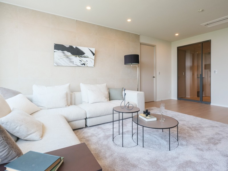 壁には柔らかな模様のタイルを貼り、ピクチャーレールを設置しました。アートやグリーンを壁を傷つけずに飾ることができ、お好みの空間を演出することができます。